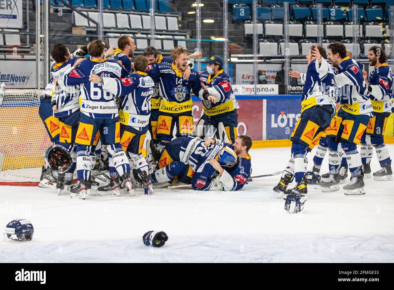 Die Zuger um Livio Stadler # 14 (EV Zug) feiern die Meisterschaft im