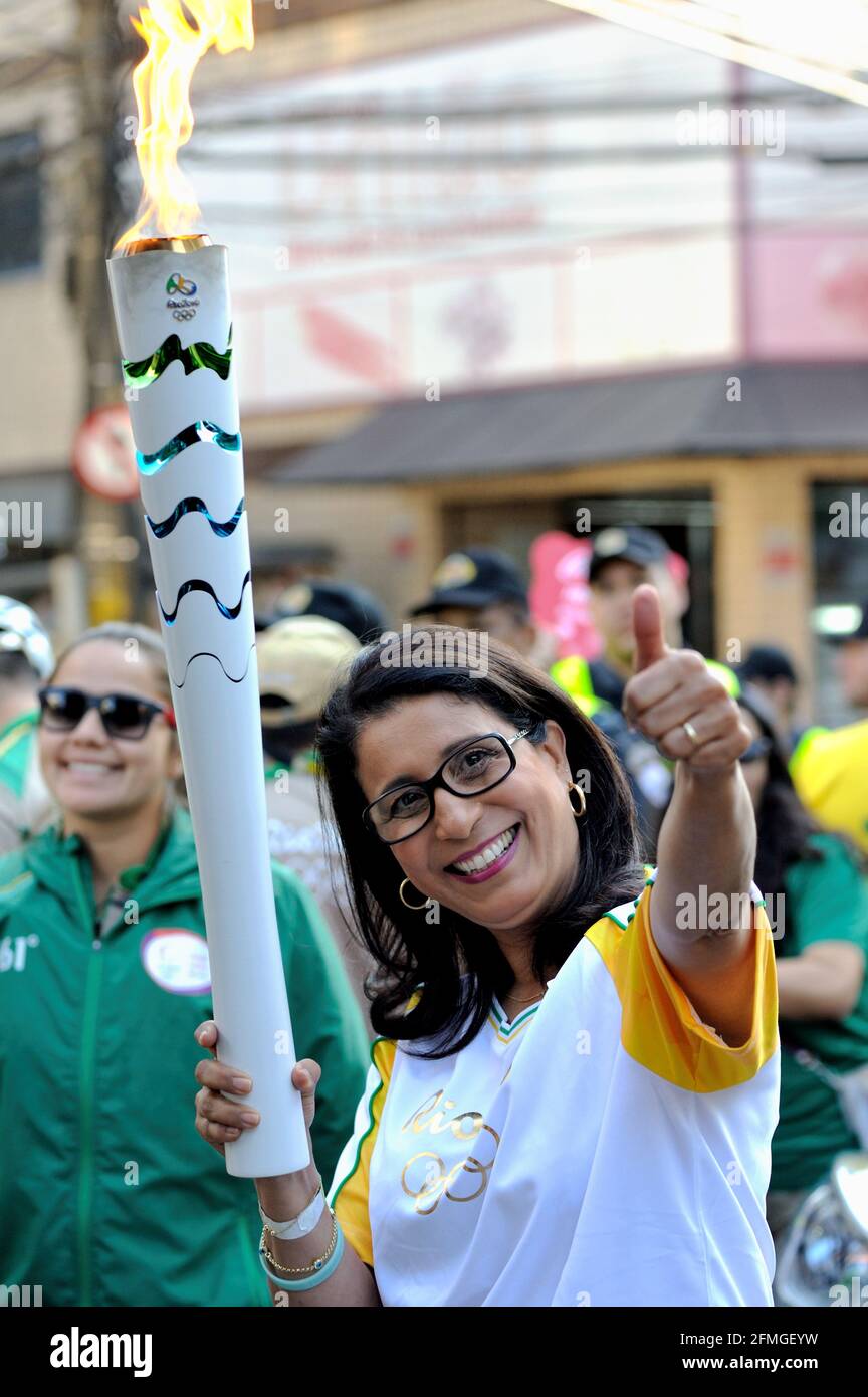 Brasilien – 5. August 2016: Goldmedaille 1984 Los Angeles Games Nawal El Moutawakel aus Marokko hält die Fackel während des Olympischen Fackellaufs 2016 in Rio. Stockfoto