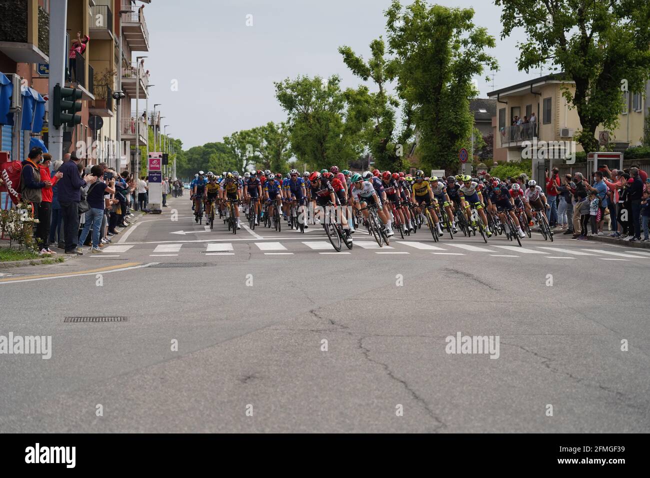 VERCELLI, ITALIA - 9. MAI 2021: Die Überquerung des Giro d'Italia in der Stadt Vercelli Stockfoto