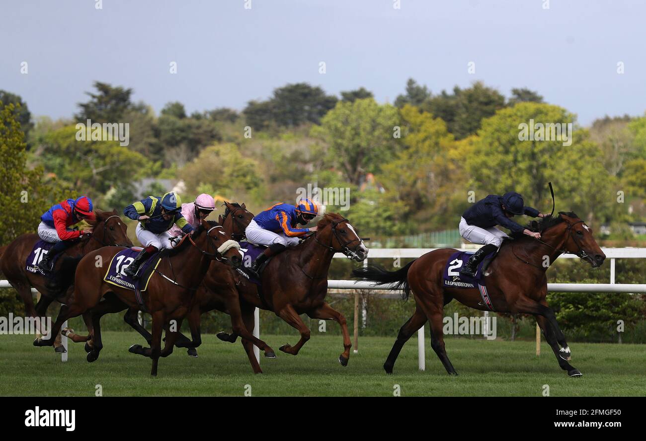 Sir William Bruce mit Ryan Lee Moore (rechts) auf dem Weg zum Gewinn des Cabinteely Handicap auf der Leopardstown Racecourse in Dun Laoghaire-Rathdown, Irland. Bilddatum: Sonntag, 9. Mai 2021. Stockfoto