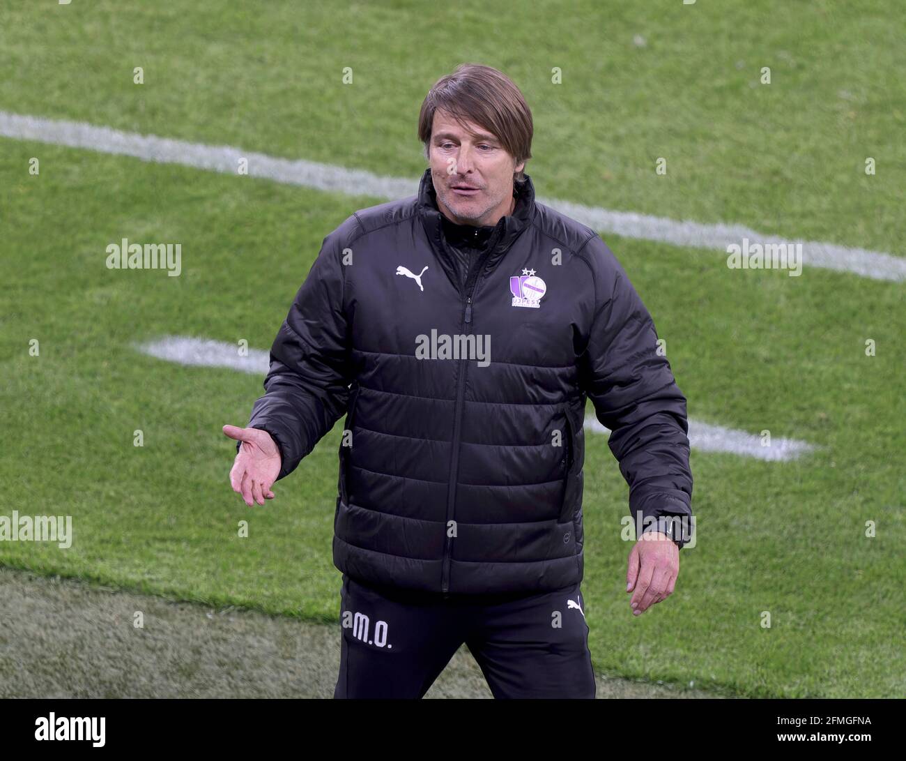 Budapest Ungarn 3 Mai Cheftrainer Michael Oenning Vom Ujpest Fc Schaut Wahrend Des Ungarischen Pokalfinales Zwischen Dem Fc Mol Fehervar Und Dem Fc Ujpest Am 3 Mai 2021 In Der Puskas
