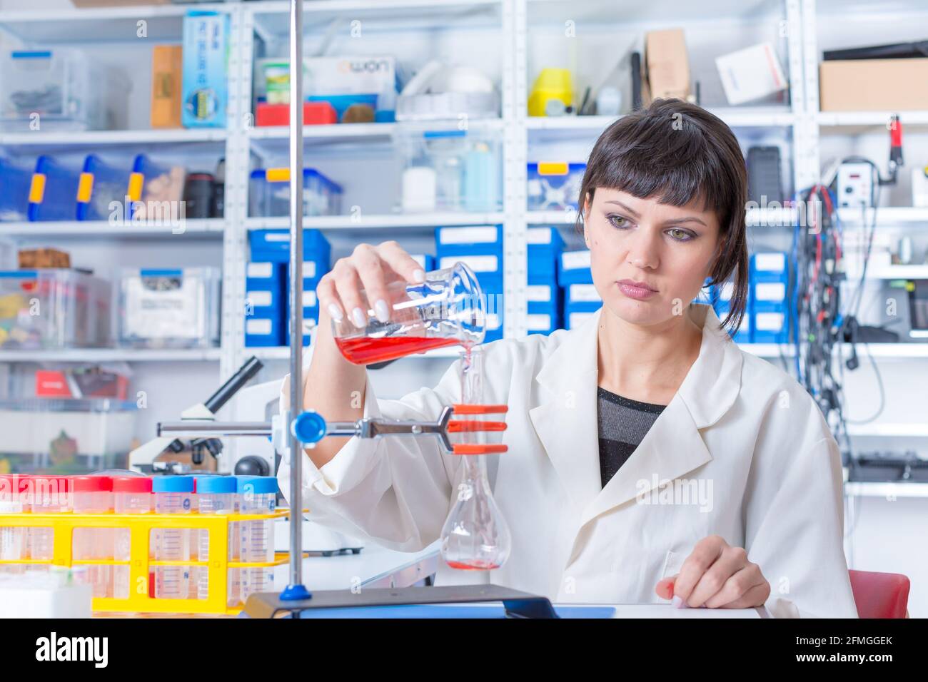 Junge Frau in der Wissenschaft das Labor Stockfoto