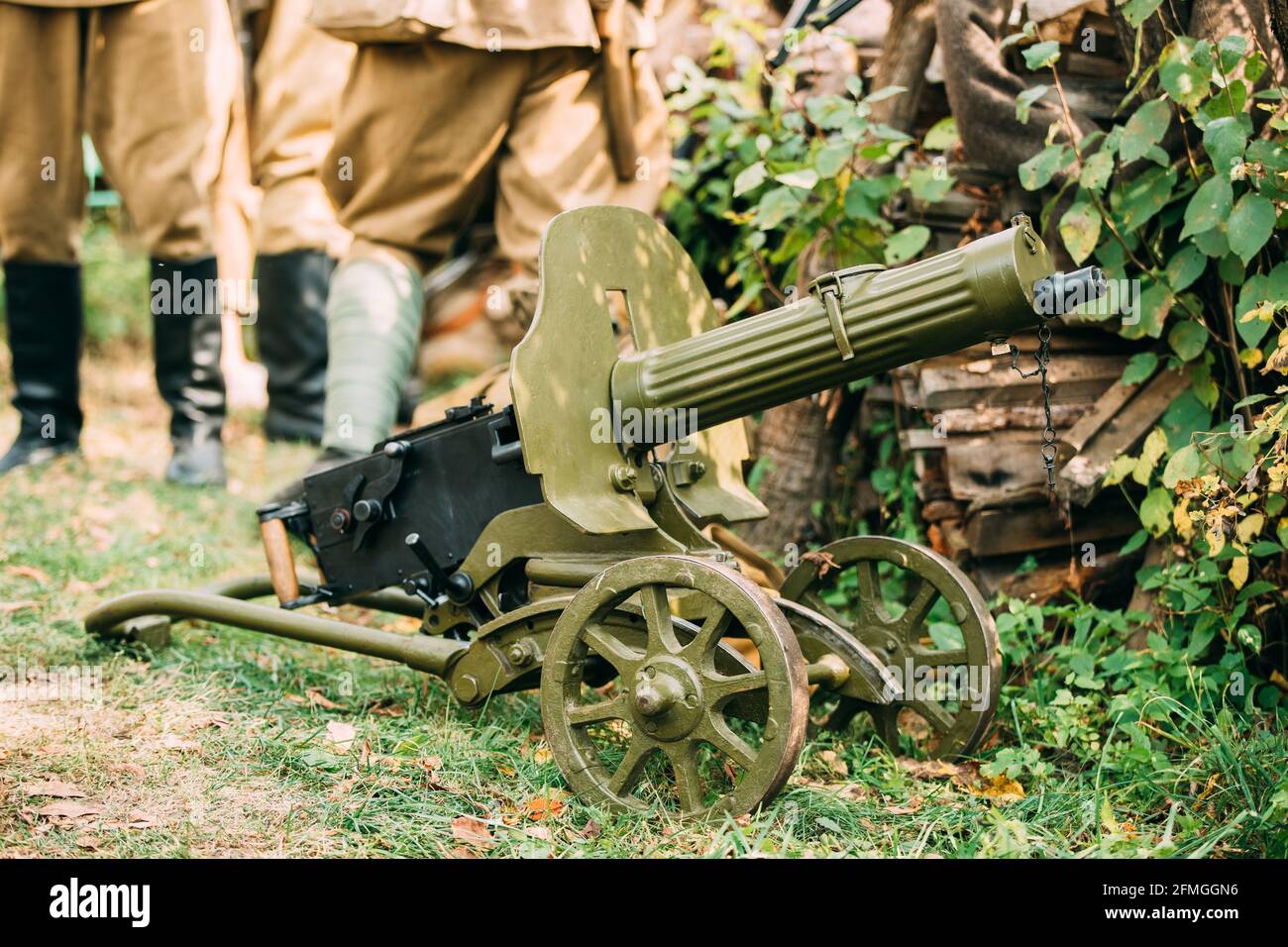 Maxim's Maschinengewehr Modell 1910/30 auf EINEM Radlager in Vladimirov In Gras Stockfoto