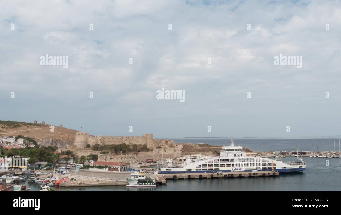 Bozcaada, Türkei - 25. SEPTEMBER 2020: Die Gestas-Fähre verlässt den Hafen vom Hafen Bozcaada. Stockfoto