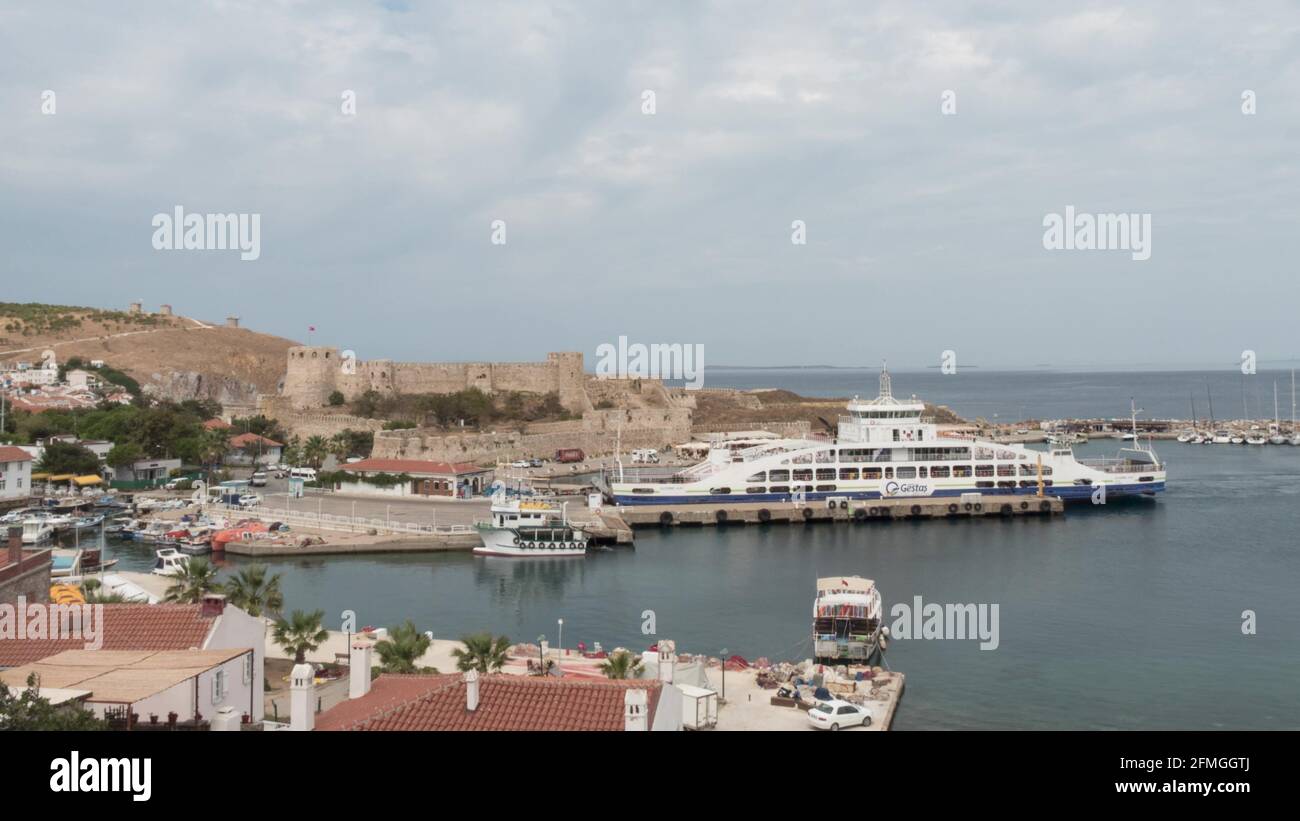 Bozcaada, Türkei - 25. SEPTEMBER 2020: Die Fähre Gestas verlässt den Hafen vom Hafen Bozcaada. Stockfoto
