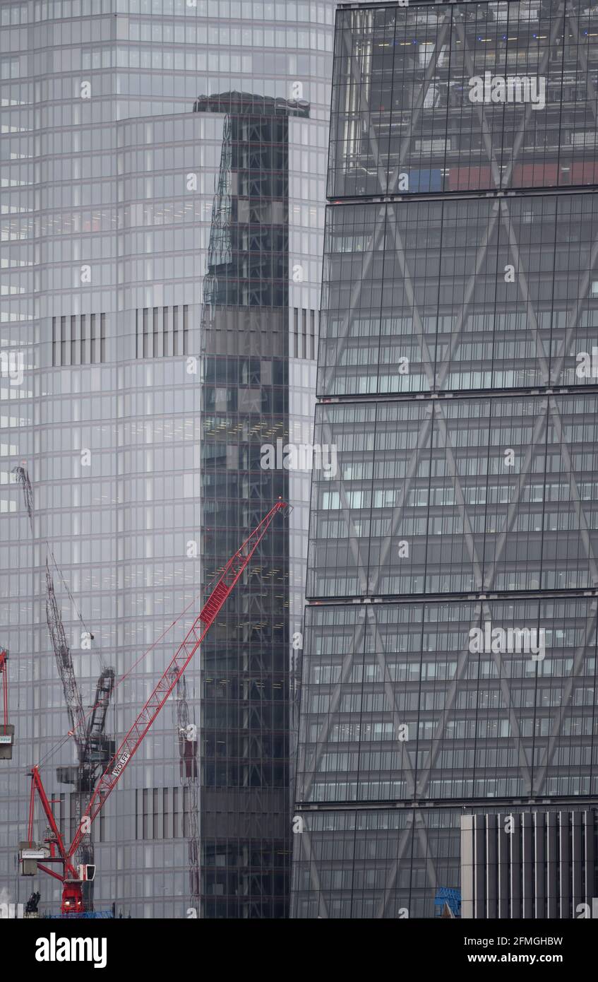 Glasverkleidungen von 22 Bishopsgate und 122 Leadenhall Street, The Cheesegrater, in der City of London, Mai 2021 mit Baukräne Stockfoto