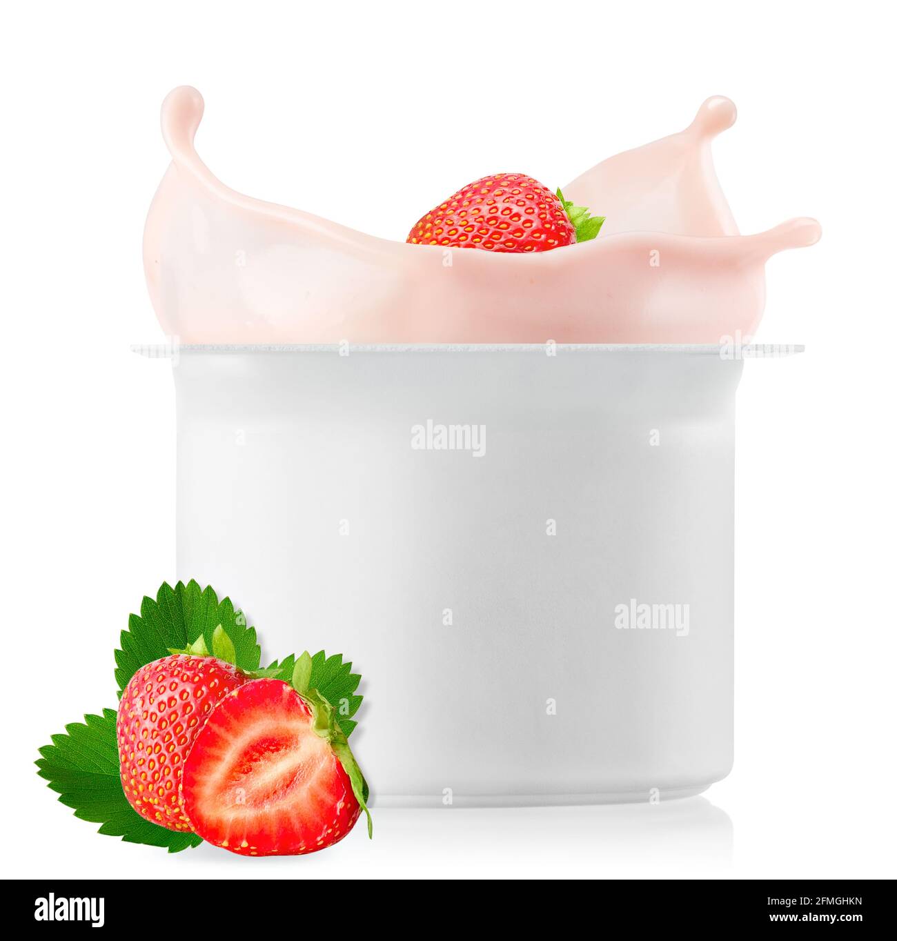 Erdbeere fällt in Plastikbecher mit Joghurt Stockfoto