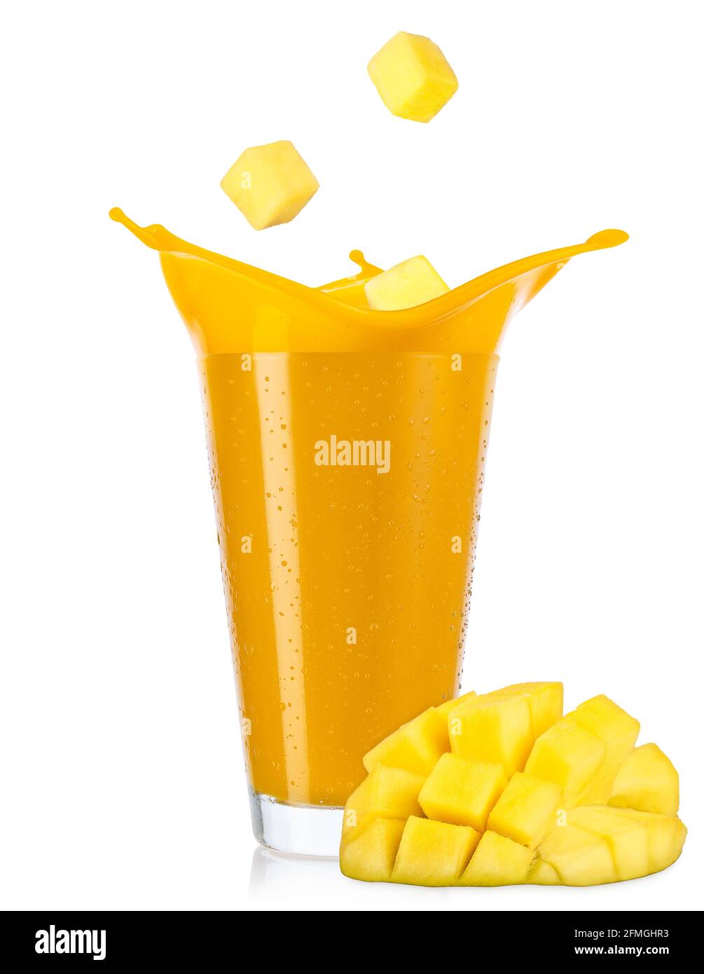 Ein Glas spritzendem Mango-Smoothie auf Weiß isoliert Stockfoto