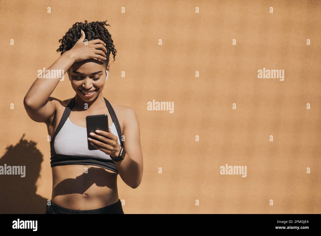 Gute Nachrichten und Angebote, positive Emotionen des menschlichen und Outdoor-Trainings Stockfoto