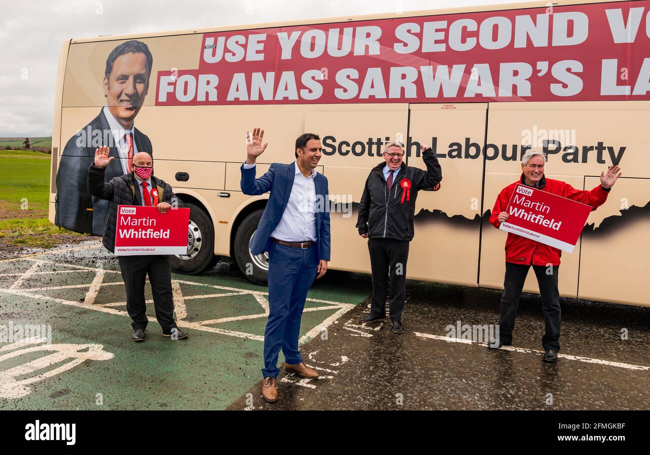 Anas Sarwar, Vorsitzender der schottischen Labour-Partei, unterstützt Martin Whitfield als Kandidaten im Wahlkampf 2021 durch den Battle Bus, East Lothian, Schottland, Großbritannien Stockfoto