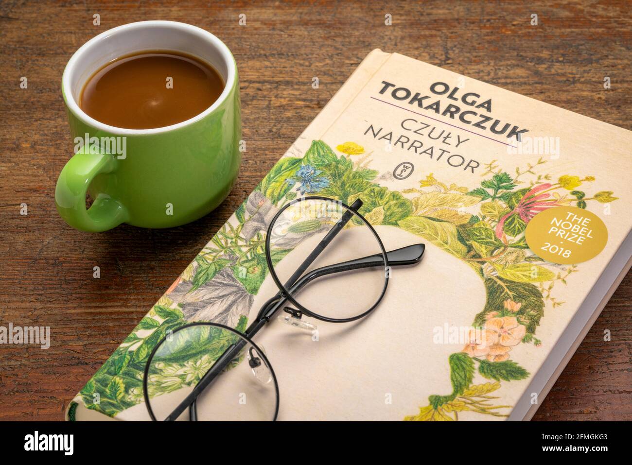 Fort Collins, CO, USA - 20. März 2021: The Tender Narrator (polnische Ausgabe), neuestes Buch von Olga Tokarczuk mit Kaffee und Lesebrille - 2018 Nob Stockfoto