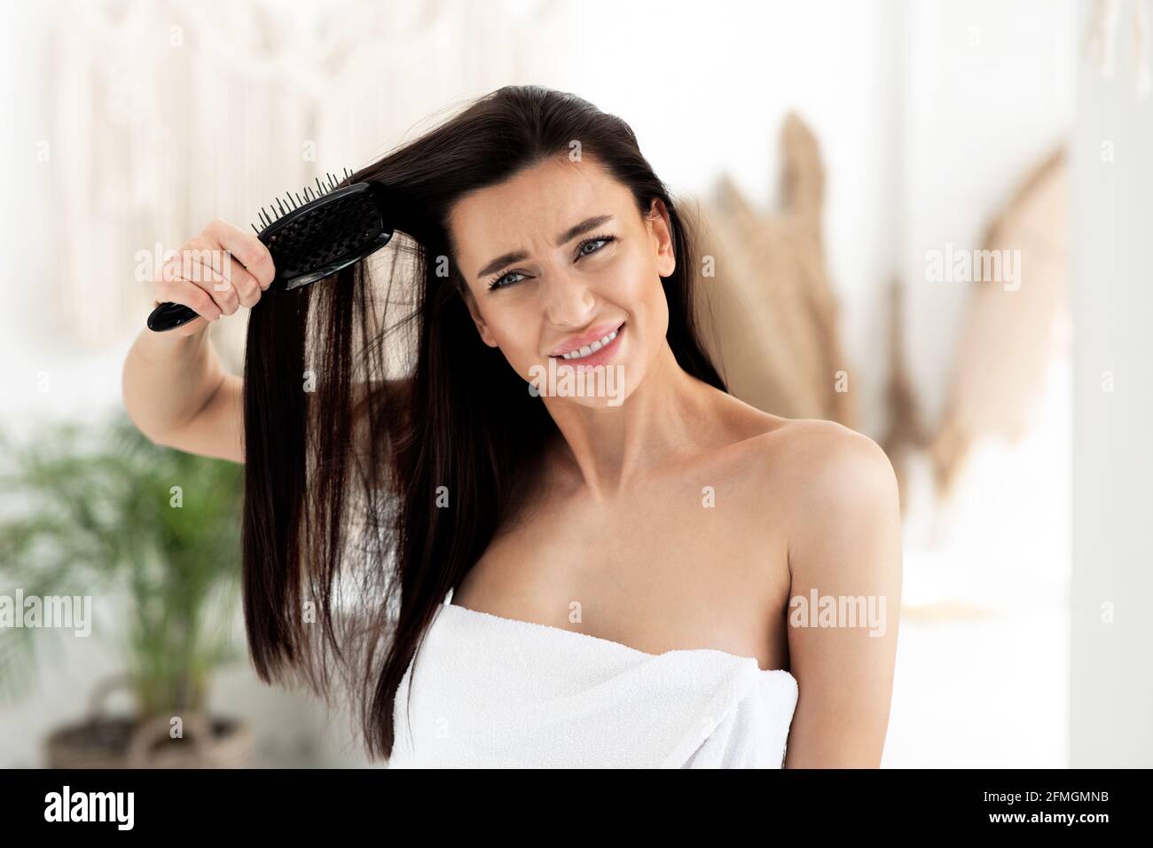 Probleme, trockenes und brüchiges Haar, häusliche Pflege. Bewertung von Shampoo und Conditioner vom Blogger Stockfoto