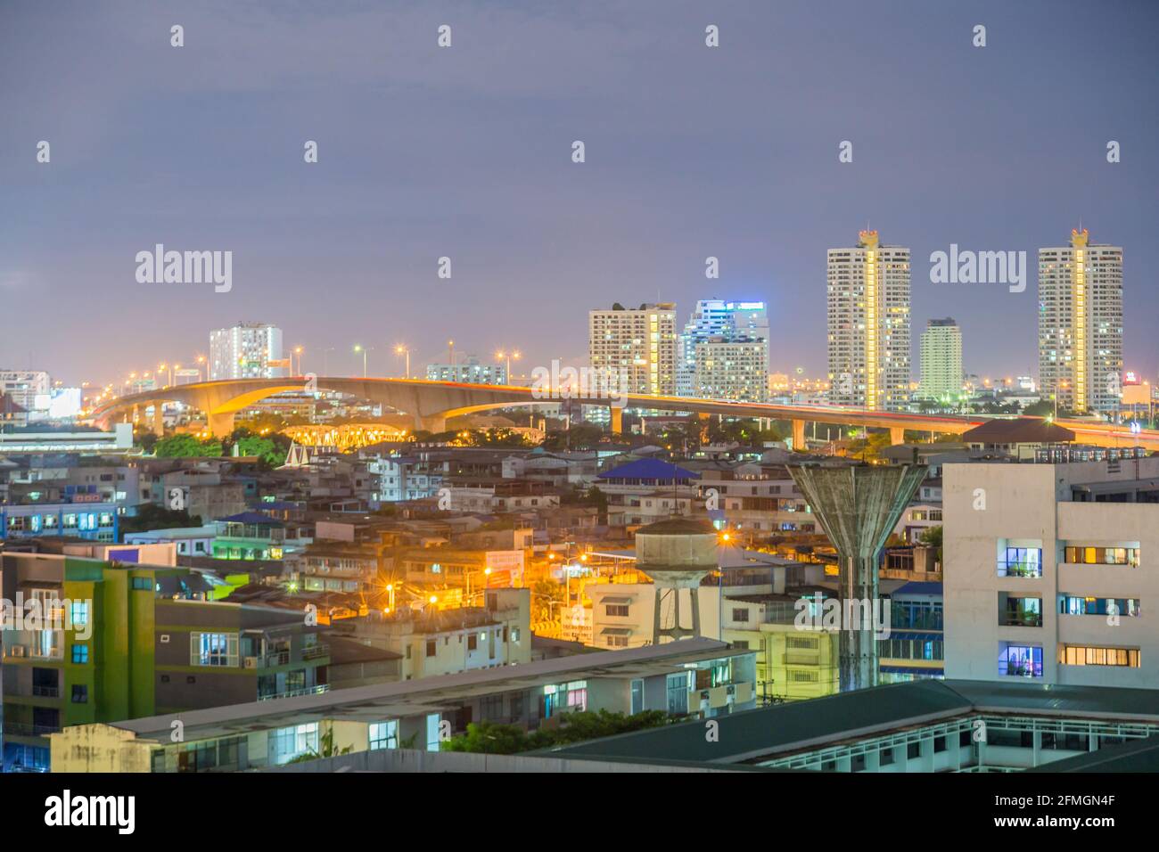 River Brücke Rama III Brücke. Die Stadt Bangkok bei Nacht mit der Beleuchtung Die Beleuchtung der Wolkenkratzer. Stockfoto