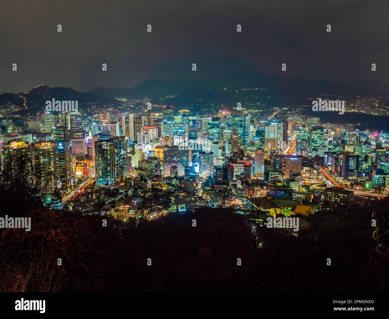 Wunderschönes Architekturgebäude rund um die Stadt Seoul bei Nacht im Süden Korea Stockfoto