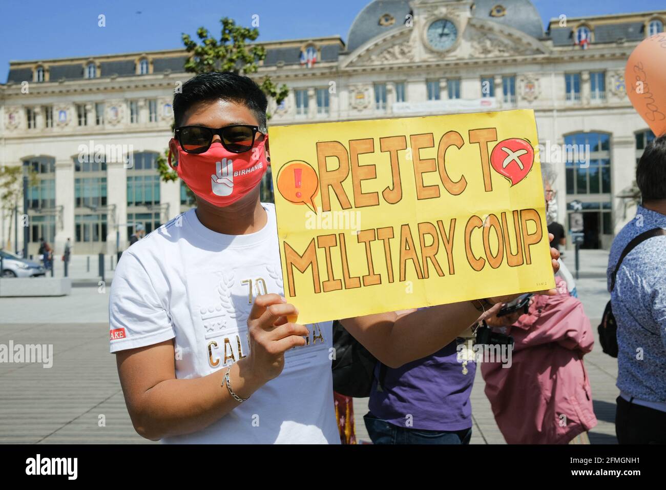 Die burmesische Gemeinschaft Frankreichs (CBF) traf sich auf dem Vorplatz des Bahnhofs von Toulouse (Frankreich), um das birmanische Volk zu unterstützen. Seit dem Militärputsch vom 1. Februar, dem Tod hunderter Demonstranten und der Inhaftierung Tausender Zivilisten (darunter viele Ärzte) macht sich die Diaspora Sorgen um ihre Mitbürger. Gleichzeitig unterstützten sie die Regierung der Nationalen Einheit (NUG) voll und ganz. 8.Mai 2021. Foto von Patrick Batard / ABACAPRESS.COM Stockfoto