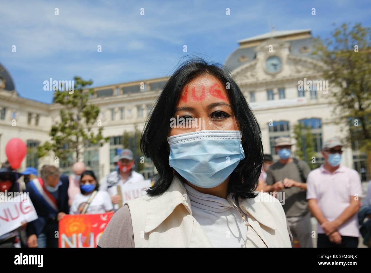 Die burmesische Gemeinschaft Frankreichs (CBF) traf sich auf dem Vorplatz des Bahnhofs von Toulouse (Frankreich), um das birmanische Volk zu unterstützen. Seit dem Militärputsch vom 1. Februar, dem Tod hunderter Demonstranten und der Inhaftierung Tausender Zivilisten (darunter viele Ärzte) macht sich die Diaspora Sorgen um ihre Mitbürger. Gleichzeitig unterstützten sie die Regierung der Nationalen Einheit (NUG) voll und ganz. 8.Mai 2021. Foto von Patrick Batard / ABACAPRESS.COM Stockfoto