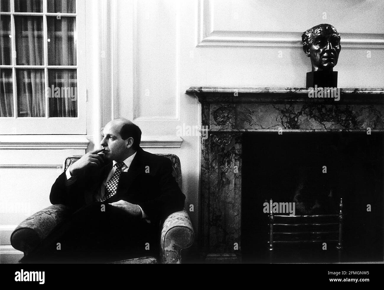 Ian Lennard ein Opfer von sozialer Phobie Dezember 1995 sitzend In den Büros des Royal College of Psychiatristen in London Stockfoto