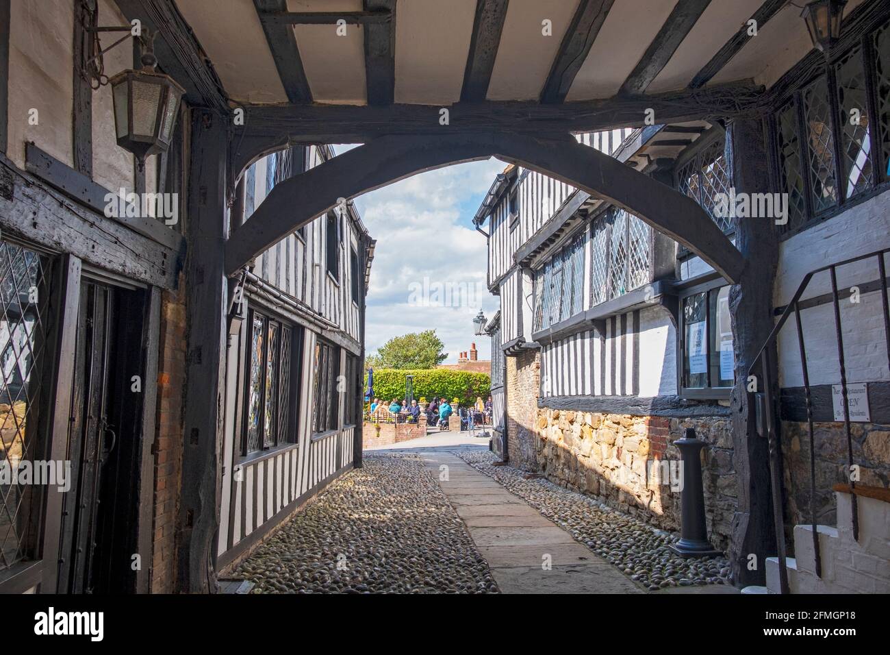 Der Essbereich im Freien im historischen Mermaid Inn, Mermaid Street, Rye, East Sussex, Großbritannien Stockfoto