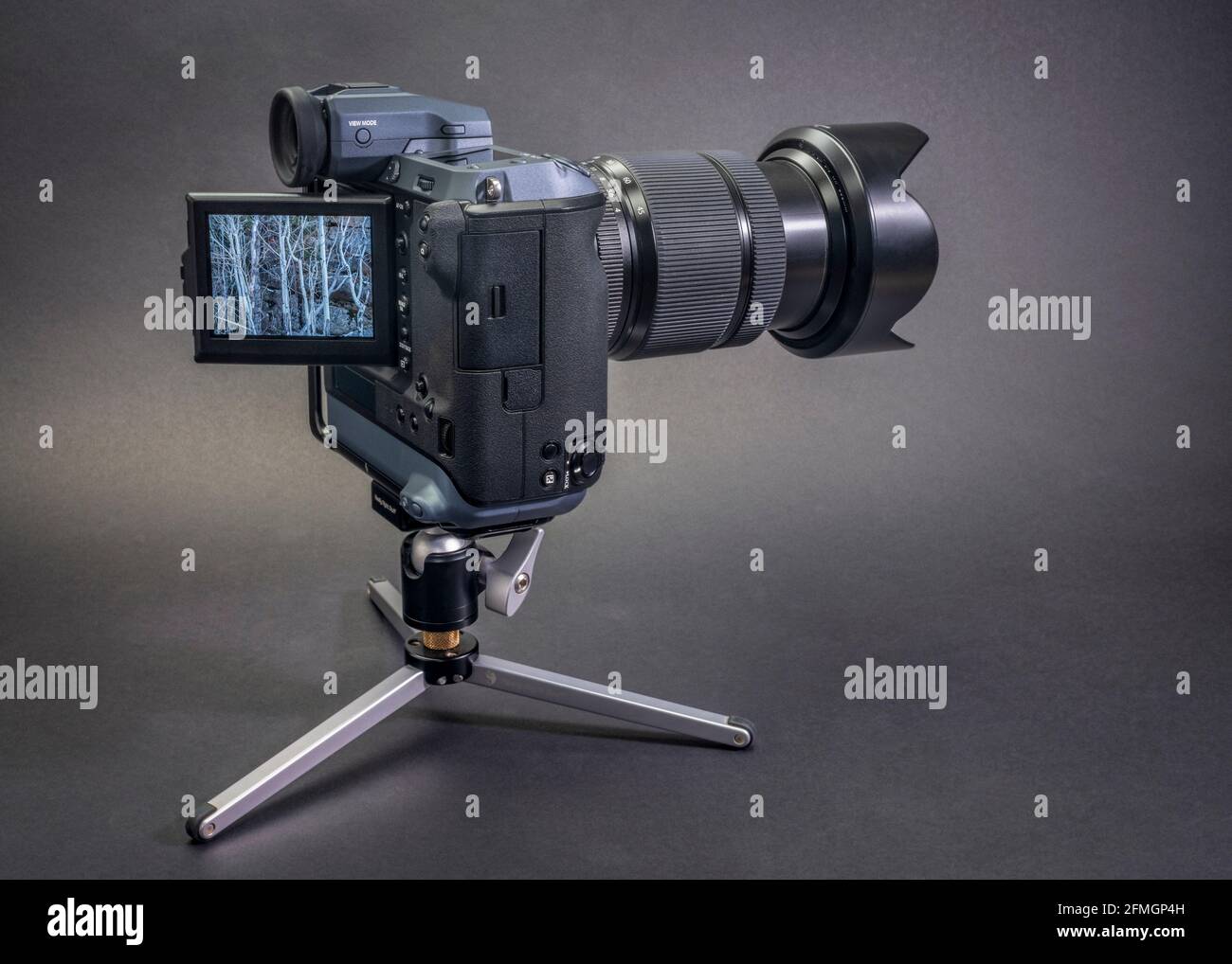Fort Collins, CO, USA - 9. Dezember 2020: Fujifilm GFX 100 Mittelformat spiegellose Kamera auf einem Tischstativ mit 45-100mm f/4 Zoomobjektiv. LCD-Monitor Stockfoto