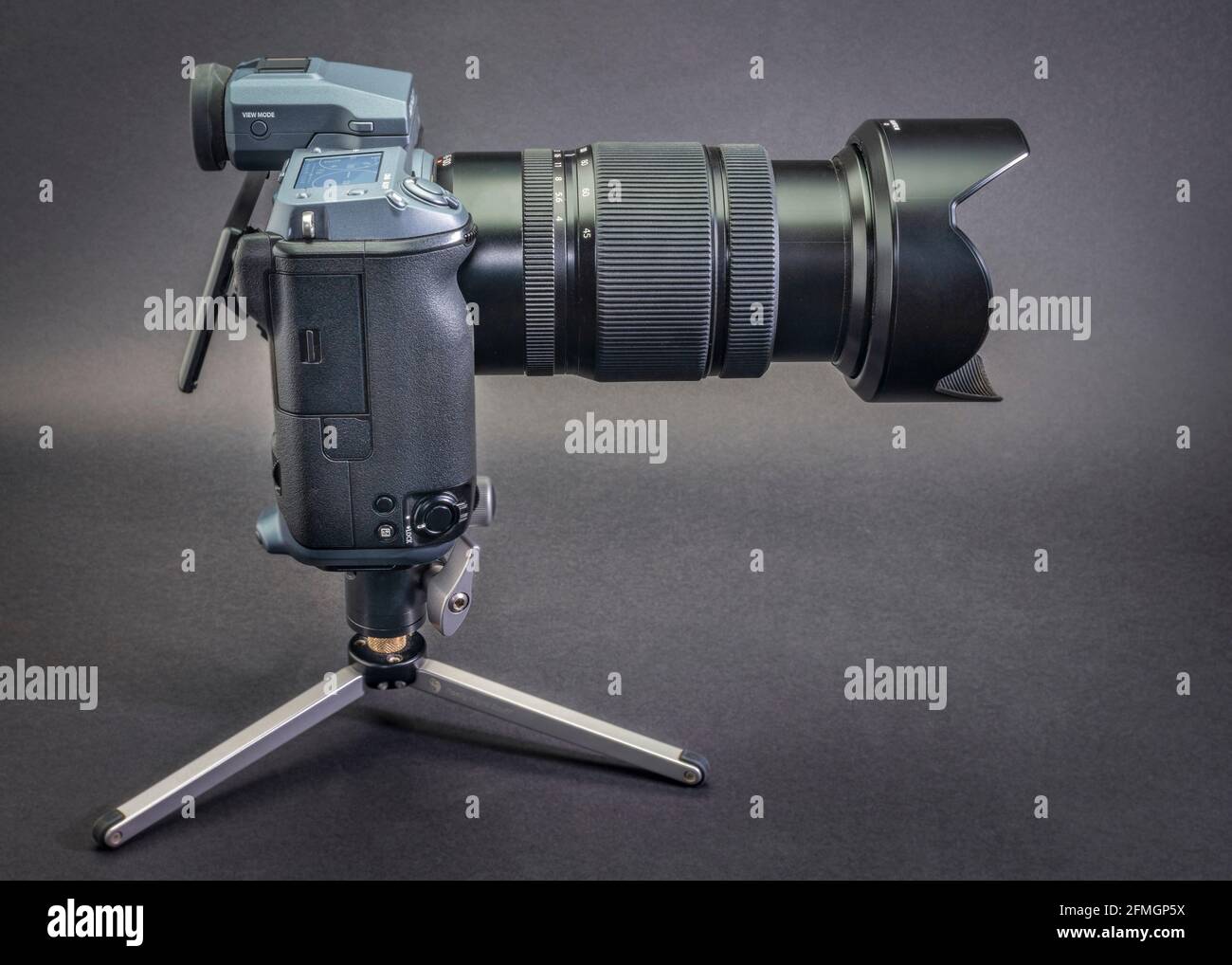 Fort Collins, CO, USA - 9. Dezember 2020: Fujifilm GFX 100 Mittelformat spiegellose Kamera auf einem Tischstativ mit 45-100mm f/4 Zoomobjektiv. Stockfoto