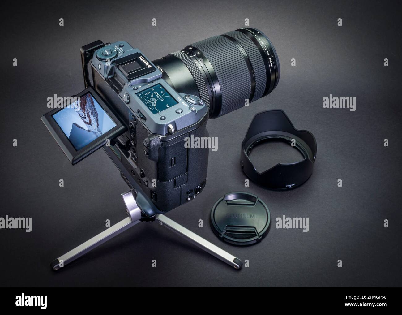 Fort Collins, CO, USA - 14. Dezember 2020: Fujifilm GFX 100 Mittelformat spiegellose Kamera auf einem Tischstativ mit 45-100mm f 4 Zoomobjektiv. LCD-Monitor Stockfoto