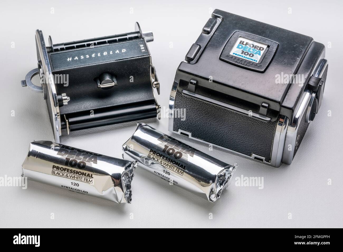 Fort Collins, CO, USA - 14. Juli 2020: Filmrückseite einer alten Mittelformat-Hasselblad-Kamera mit Rollen von 120 Ilford Delta Schwarz-Weiß-Film. Stockfoto