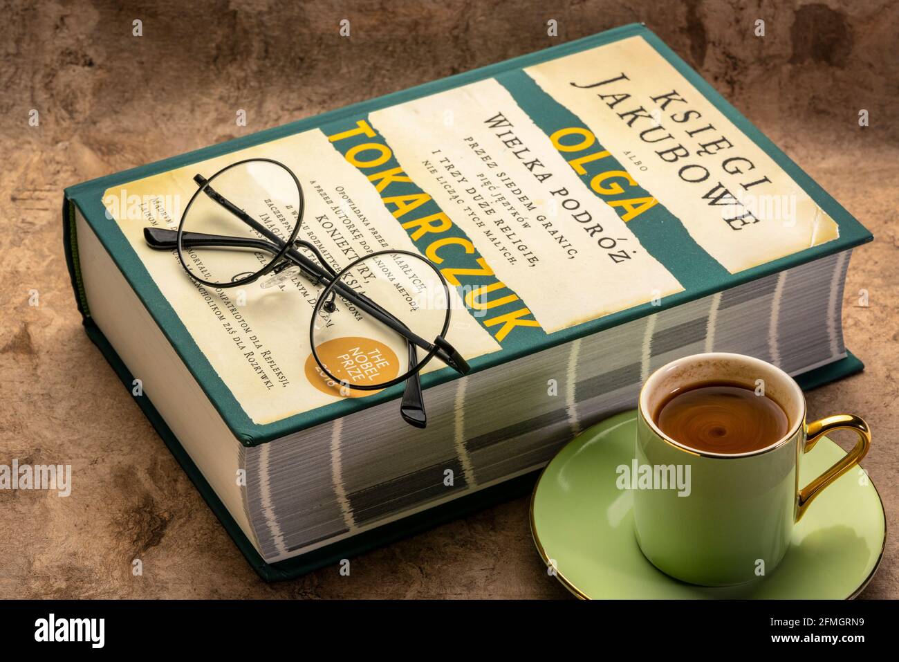 Fort Collins, CO, USA - 8. März 2020: Die Bücher Jakobs (polnische Ausgabe), historischer Roman von Olga Tokarczuk mit Kaffee und Lesebrille - 2018 Stockfoto