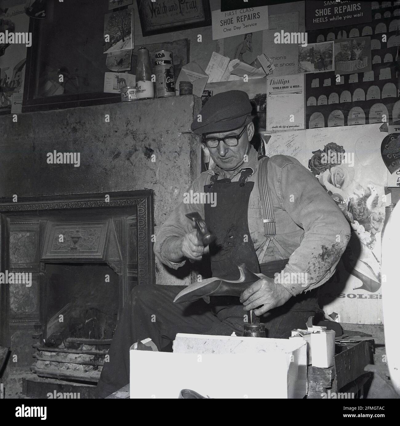 Ein schuhmacher, der schuhe repariert -Fotos und -Bildmaterial in hoher