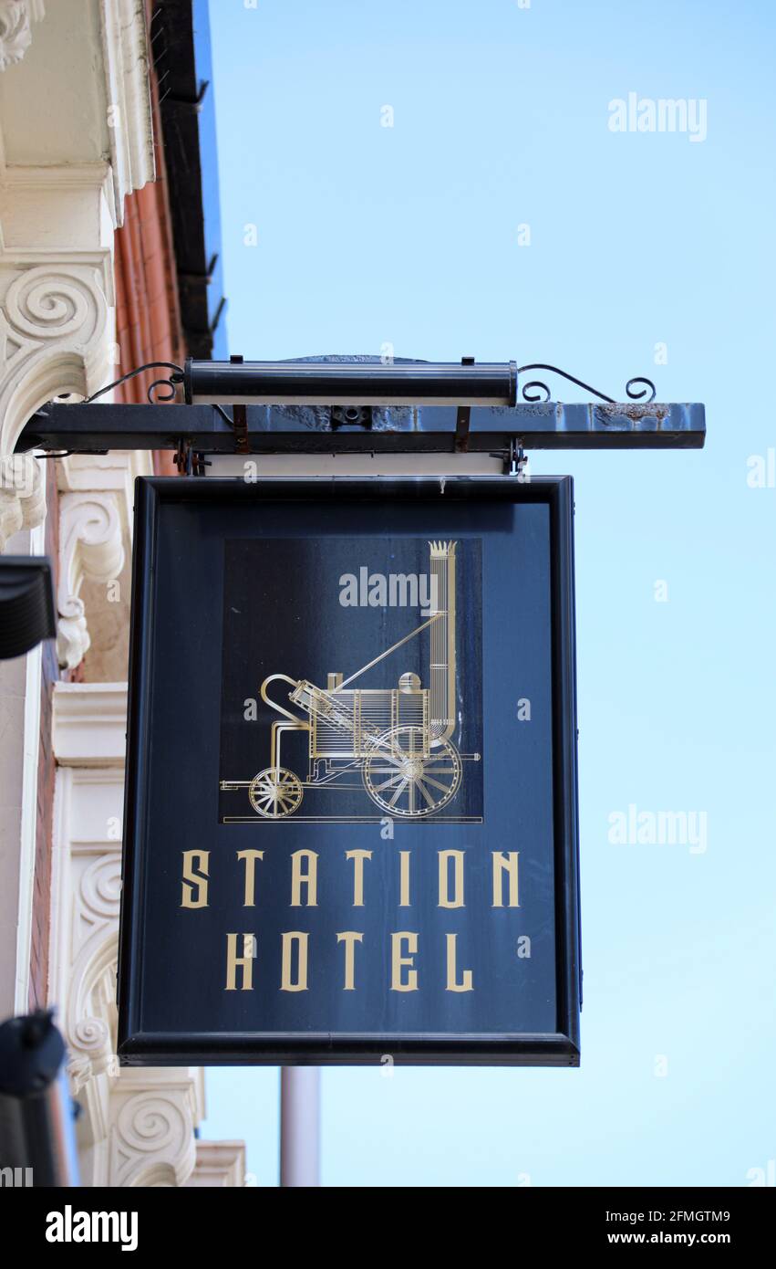 Schild mit dem Stationshotel in Altrincham mit einem Bild von Stephensons Rakete Stockfoto