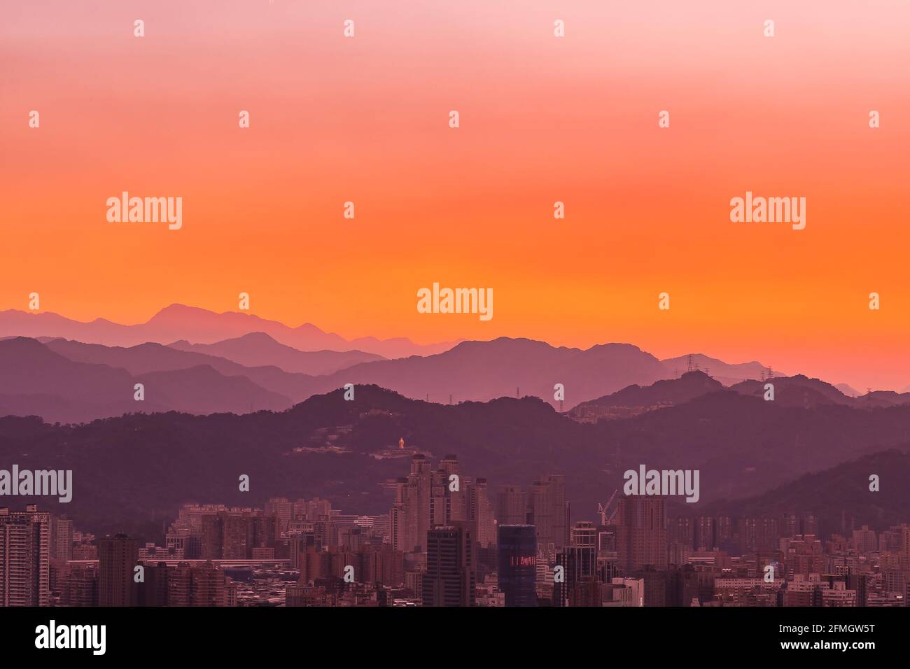 Wunderschönes Architekturgebäude taipei City Skyline bei Sonnenuntergang in Taiwan Stockfoto