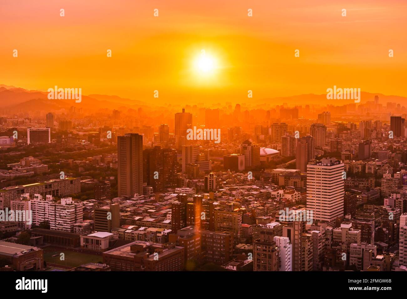 Wunderschönes Architekturgebäude taipei City Skyline bei Sonnenuntergang in Taiwan Stockfoto