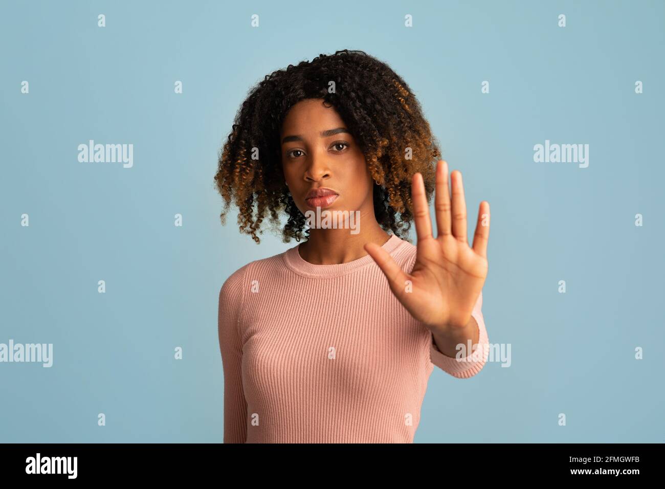 Keine Diskriminierung. Porträt Einer Ernsthaften Schwarzen Frau Mit Stop-Geste Vor Der Kamera Stockfoto