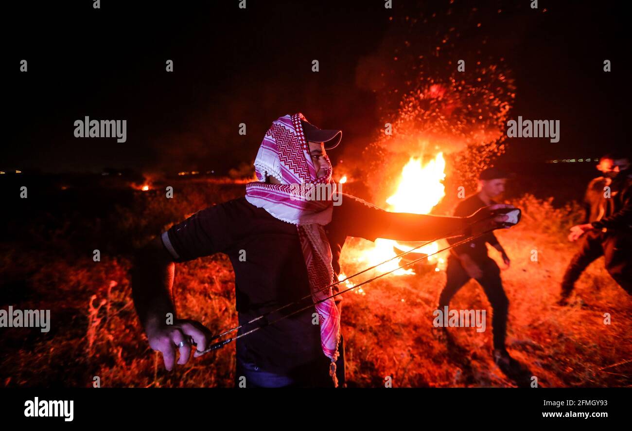 Gaza-Stadt, der Gazastreifen, Palästina. Mai 2021. Nächtliche Zusammenstöße zwischen palästinensischen Demonstranten und israelischen Truppen östlich von Gaza-Stadt, Quelle: Abed Alrahman Alkahlout/Quds Net News/ZUMA Wire/Alamy Live News Stockfoto