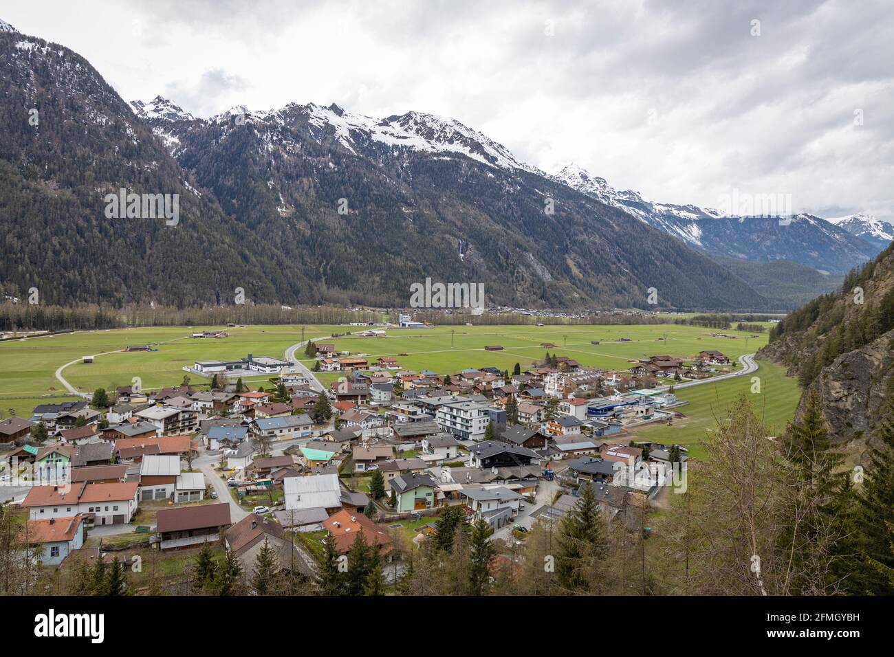 Blick auf das Dorf Laengenfeld im Ötztal, Österreich Stockfoto