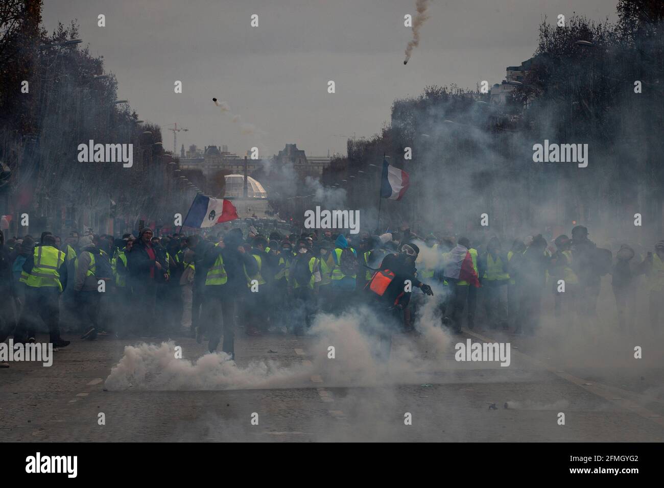 Auf der Champs-Elysees Avenue in der Nähe des stoßen Demonstranten auf die Polizei Triumphbogen während des vierten Samstags nationaler Proteste Durch die "gelbe Weste Stockfoto