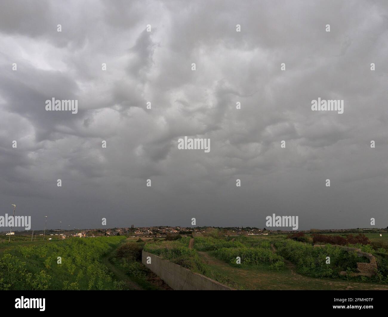 Sheerness, Kent, Großbritannien. Mai 2021. UK Wetter: Sturmwolken in Sheerness, Kent. Kredit: James Bell/Alamy Live Nachrichten Stockfoto