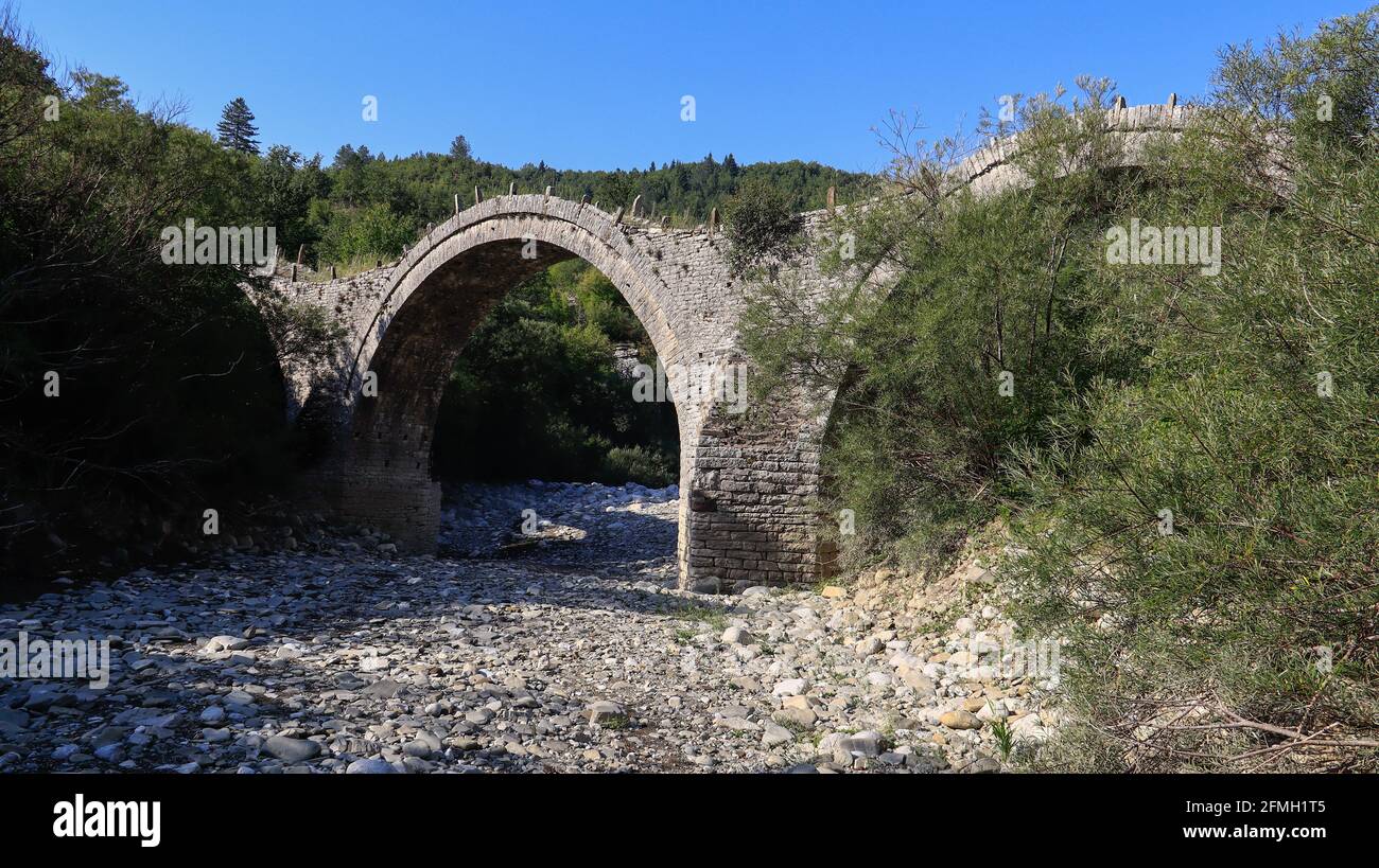Alte Steinbrücke von Plakida, Zagori Ioannina, Epirus, Griechenland Stockfoto