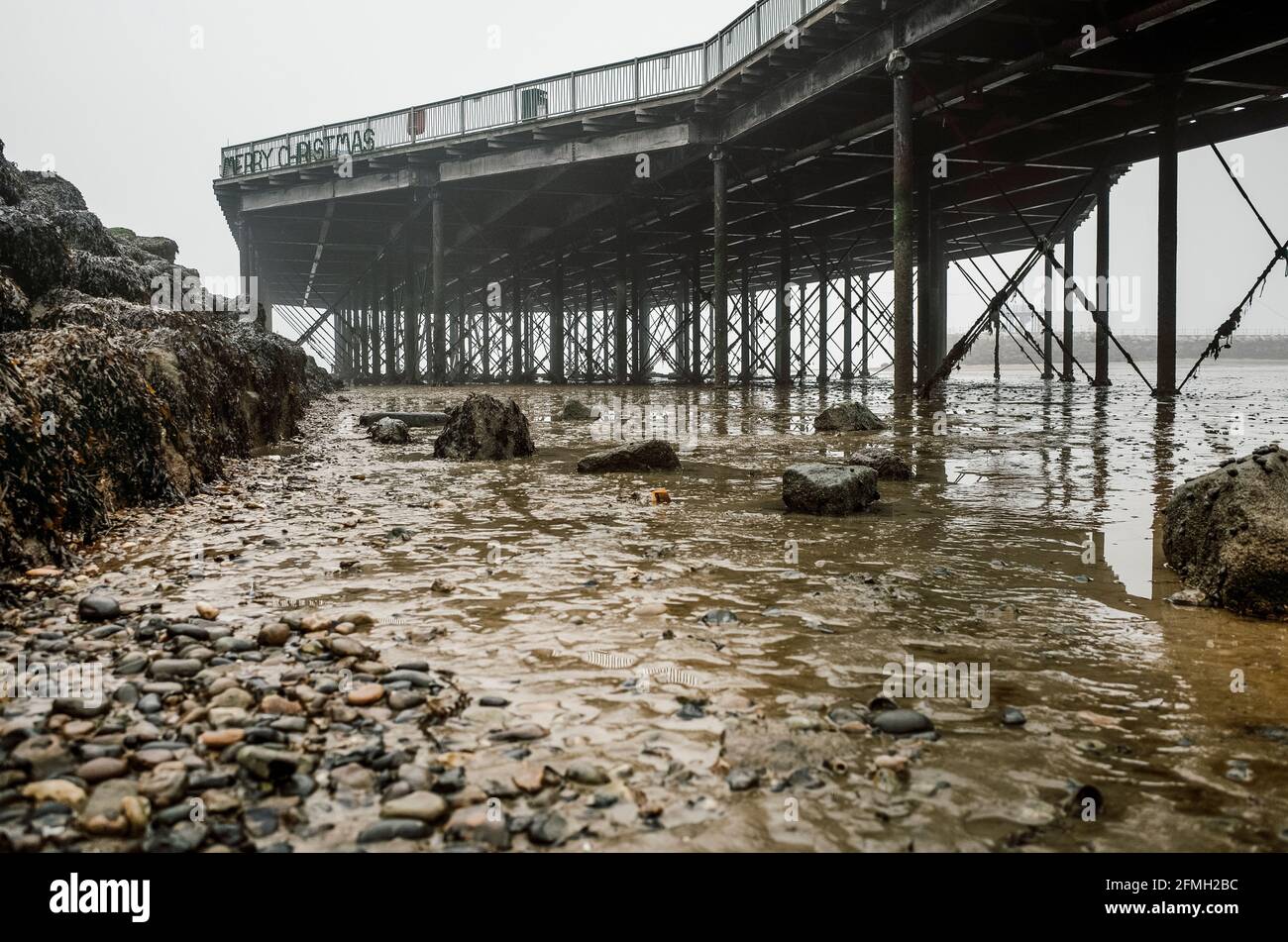 Der viktorianische Pier im Nebel von Herne Bay, Kent, Großbritannien Stockfoto
