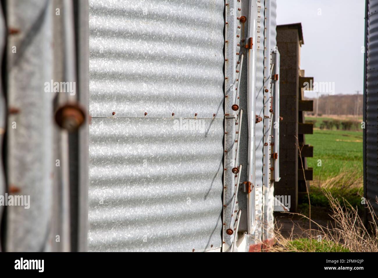 Lagertanks für landwirtschaftliche Metallgetreide in Kent England, Großbritannien Stockfoto