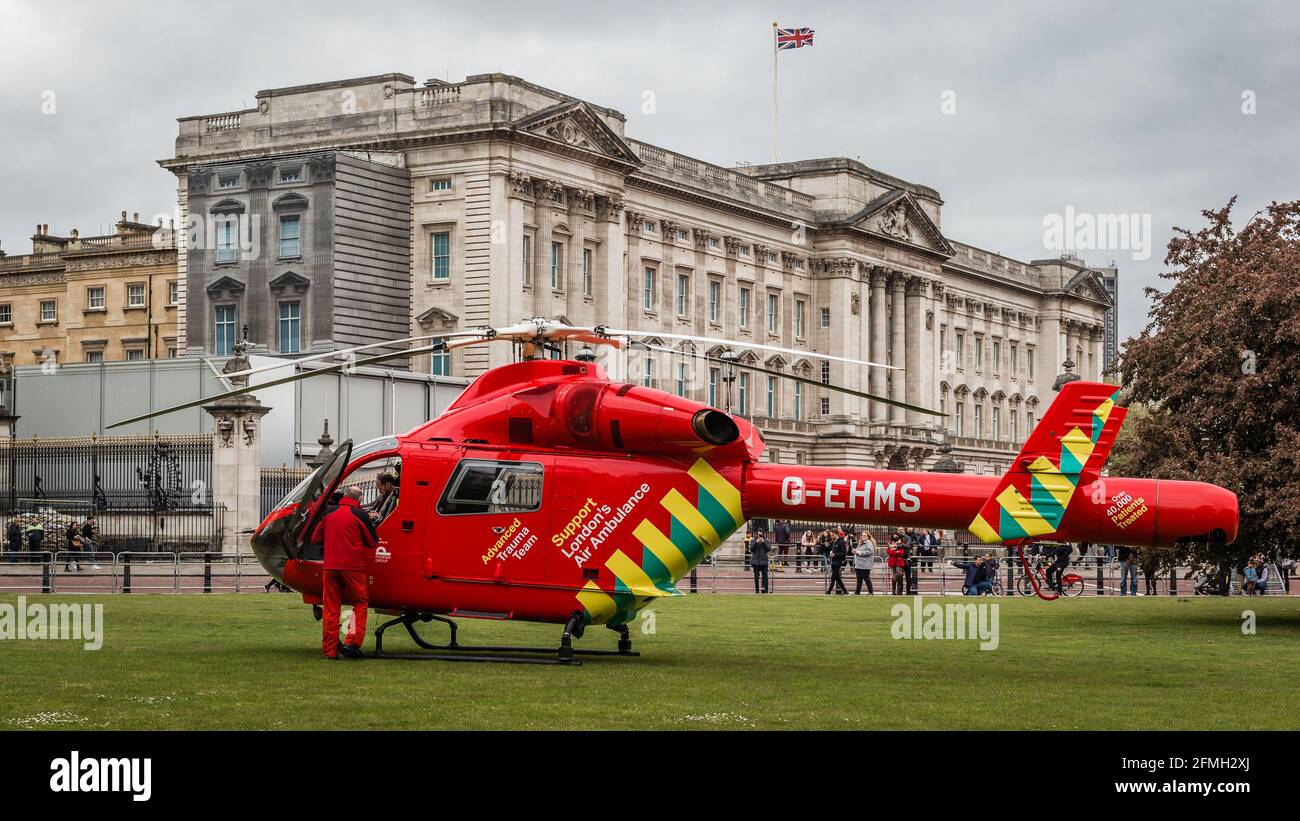 Der Londoner Air Ambulance G-EHMS landete als Reaktion auf einen Zwischenfall in der Nähe des Gebiets auf der Grünfläche des Buckingham Palace. Stockfoto