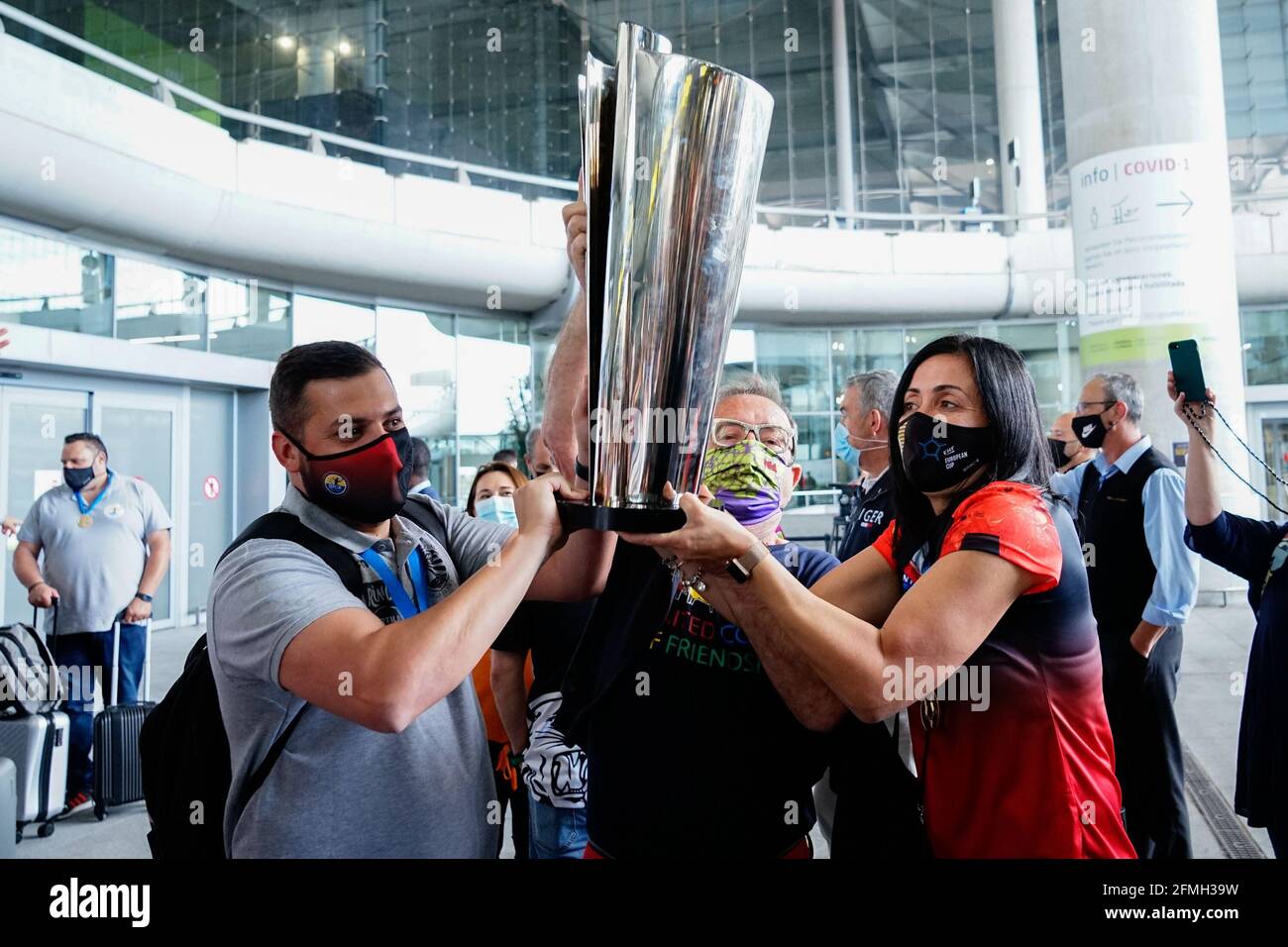 Malaga, Spanien. Mai 2021. (L bis R) Suso Gallardo, Manolo Rincon und Pepa Moreno halten die EHF Trophy während der Ankunft der Spieler von Rincon FERTILIDAD Malaga am Flughafen Málaga ab, nachdem sie den EHF-Europacup in Zagreb gewonnen haben. Kredit: Francis Gonzalez/SOPA Images/ZUMA Wire/Alamy Live Nachrichten Stockfoto