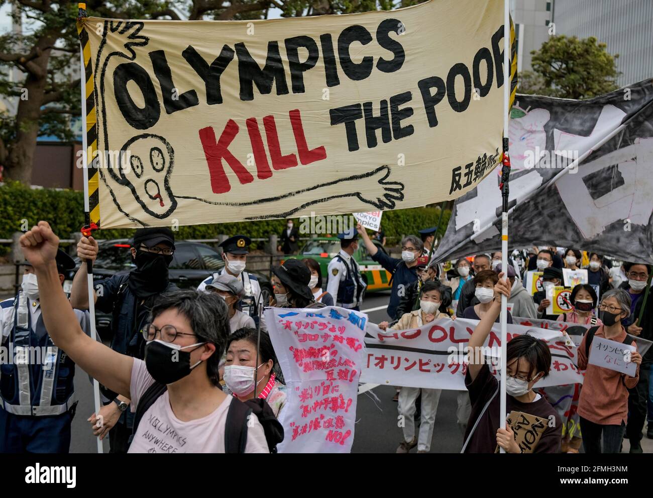 Tokio, Japan. Mai 2021. Demonstranten tragen Banner, während sie gegen die Olympischen Spiele in Tokio vor dem Neuen Nationalstadion, dem Hauptstadion der Olympischen Spiele in Tokio, demonstrieren. Bis zur Eröffnung der Olympischen Spiele 2020 in Tokio bleiben weniger als 3 Monate, und in Japan besteht weiterhin die Sorge über die Möglichkeit, während der laufenden COVID-19-Pandemie ein so großes Ereignis zu veranstalten. Kredit: SOPA Images Limited/Alamy Live Nachrichten Stockfoto