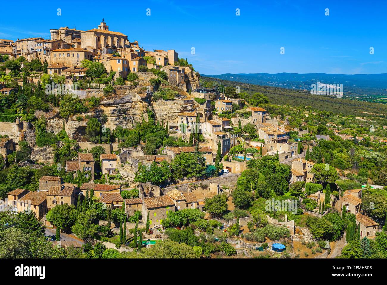 Majestätisches mittelalterliches französisches Dorf in der Nähe von Avignon. Beliebtes touristisches Dorf mit traditionellen alten rustikalen Häusern auf der Spitze des Hügels, Gordes, Provence, Stockfoto