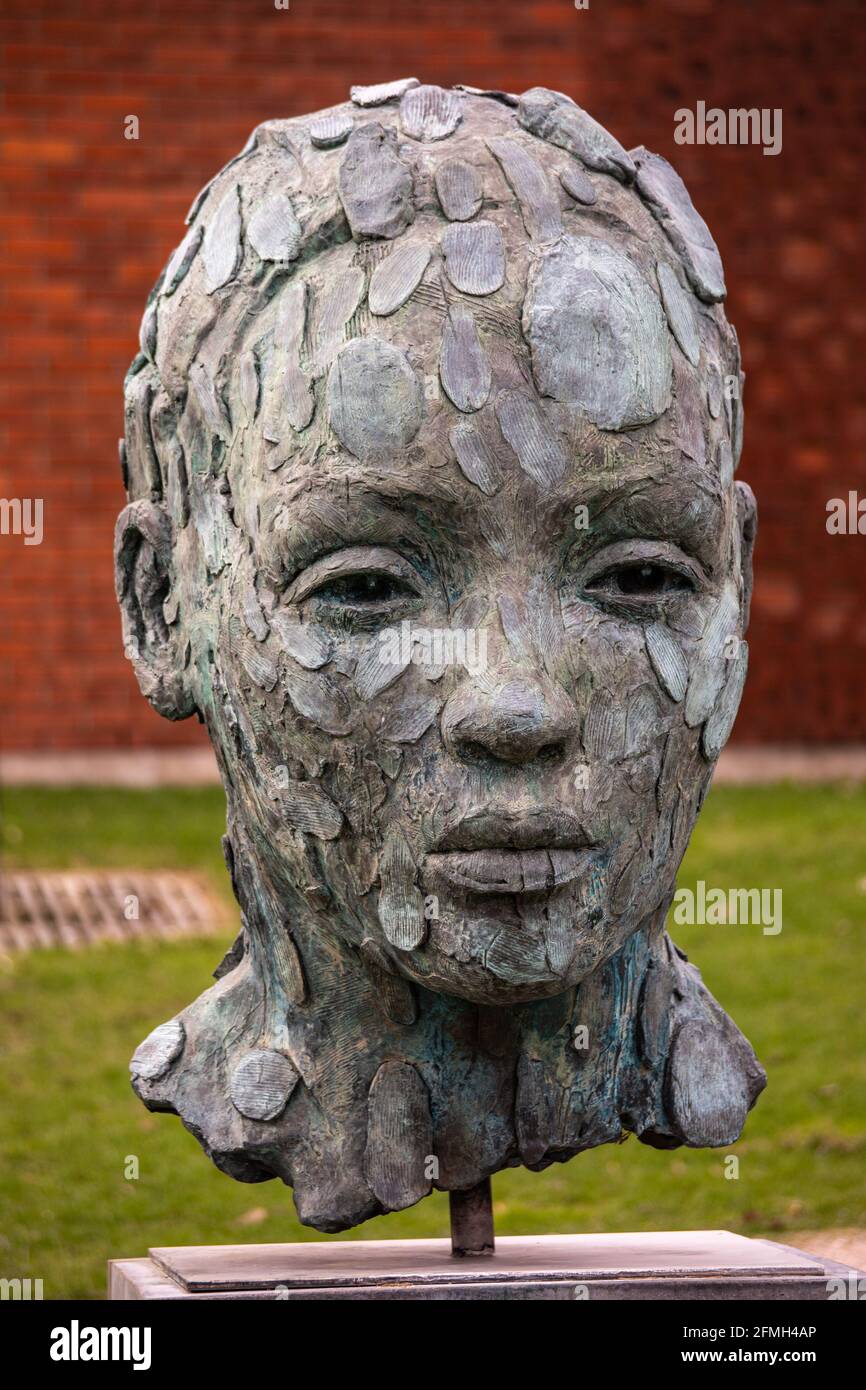 Montieren (2016). Eine Skulptur von Lionel Smit im Garten des Didrichsen Kunstmuseum im Kuusisaari-Viertel von Helsinki, Finnland. Stockfoto