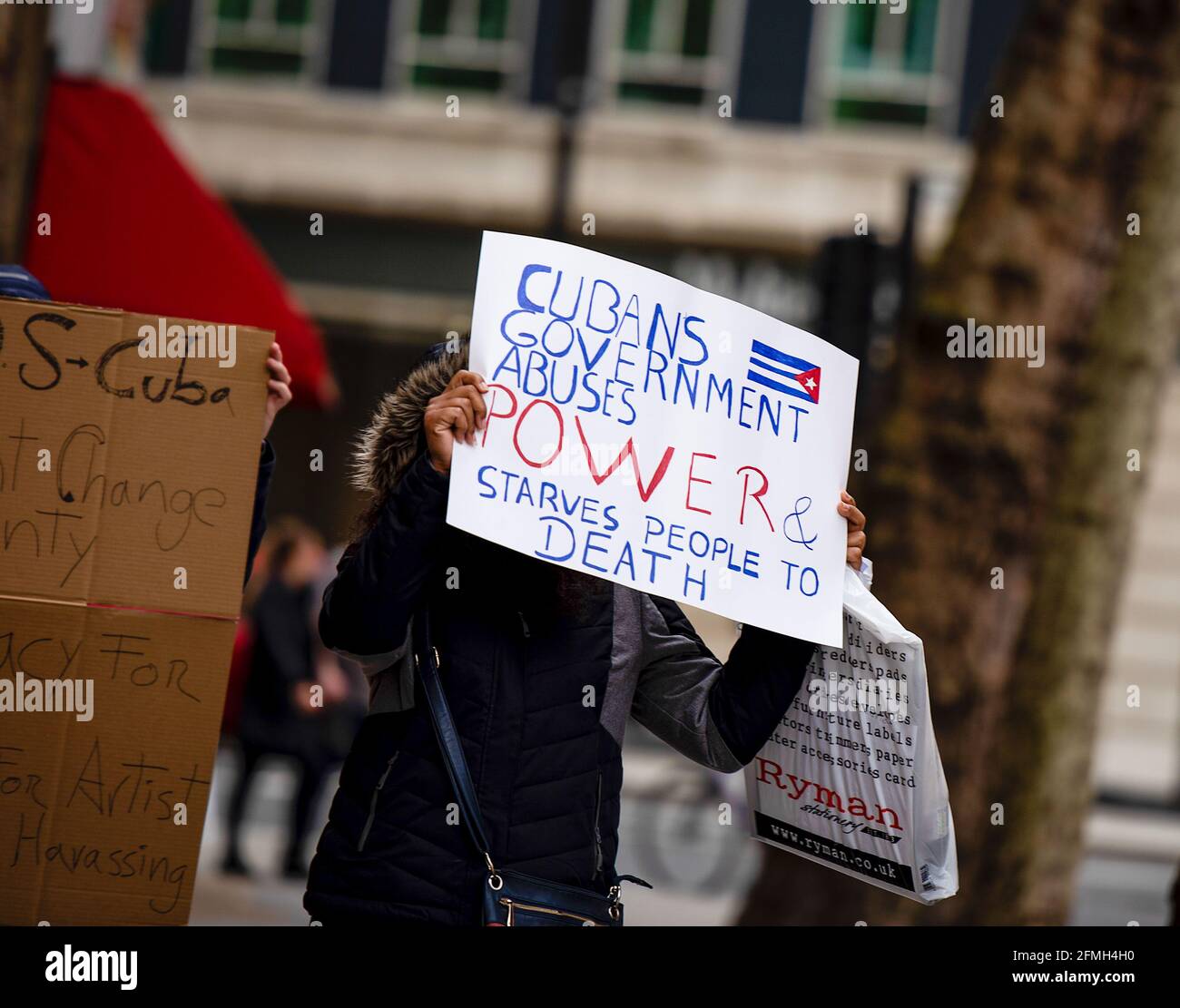 London, Großbritannien. Mai 2021. Ein Protestler hält während der Demonstration ein Plakat. Demonstranten protestierten in der Nähe der Botschaft von Kuba, London wegen eines Hungerstreiks in Kuba, hat das kubanische Regime gegen Künstler in ganz Kuba gehandelt, die unter regelmäßiger Polizeiüberwachung, Hausarrest und Inhaftierung stehen. Der Künstler Luis Manuel Otero Alcántara, der zeitgenössische kubanische Künstler und Führer der regimekritischen Künstlerbewegung San Isidro begann am 25. April 2021 einen Hunger- und Durststreik gegen die repressiven kubanischen Praktiken. Kredit: SOPA Images Limited/Alamy Live Nachrichten Stockfoto