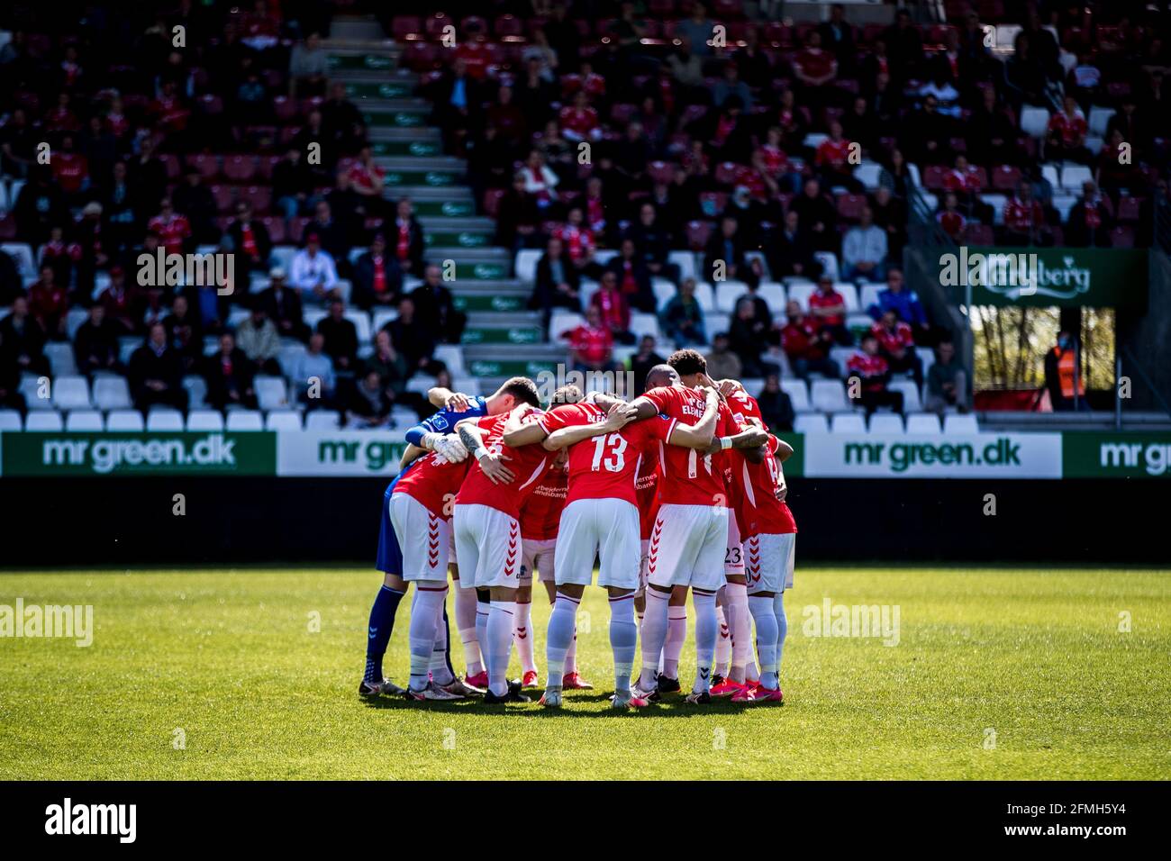 Vejle, Dänemark. Mai 2021. Die Spieler von Vejle Boldklub vereinen sich in einem Kreis vor dem 3F Superliga-Spiel zwischen Vejle Boldklub und Soenderjyske im Vejle Stadion in Vejle. (Foto: Gonzales Photo/Alamy Live News Stockfoto