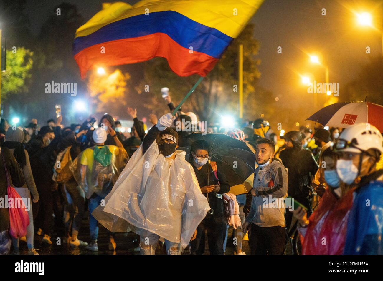 Eine Person hält die kolumbianische Flagge, um gegen die von der nationalen Regierung vorgeschlagene Steuerreform zu protestieren. Stockfoto