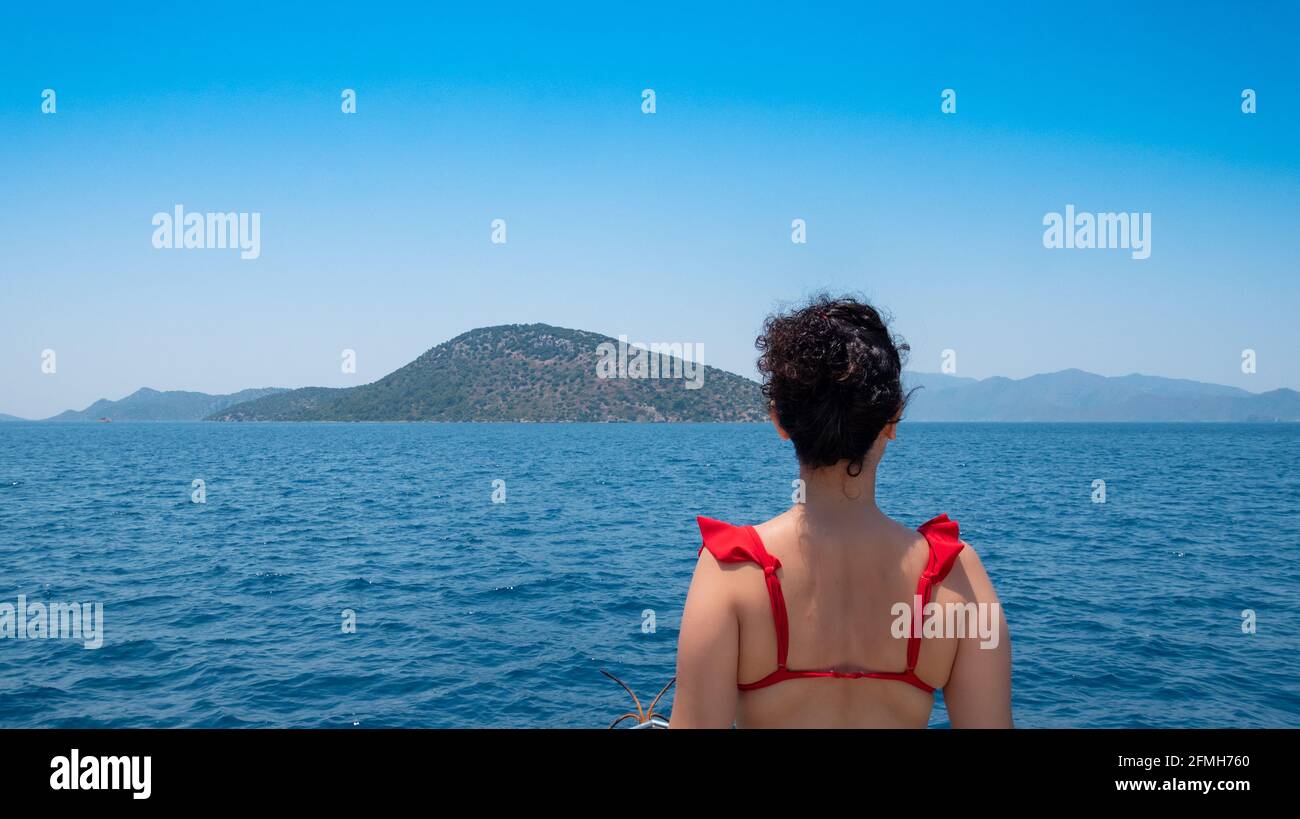 Blick von hinten von schönen Frau auf dem Bootsdeck. Sommer Meer Urlaub Konzept. Speicherplatz kopieren Stockfoto