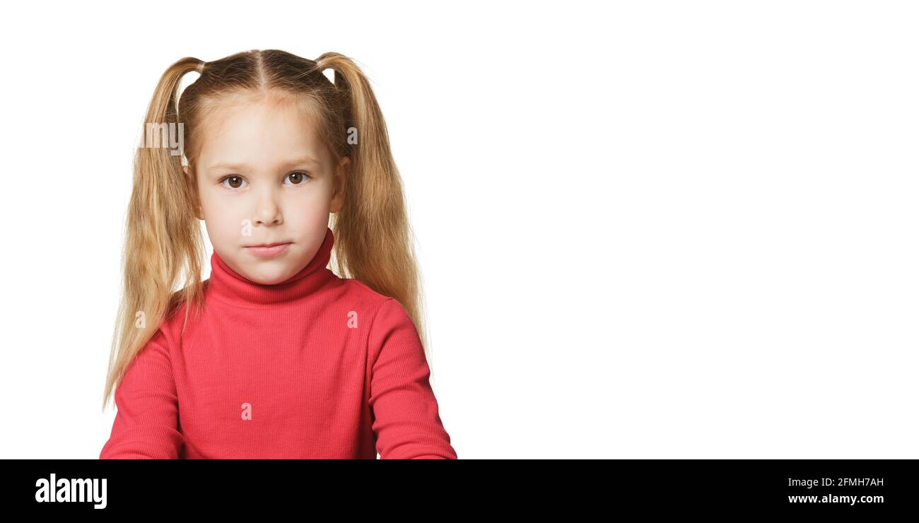 Kinderportrait isoliert auf weißem Hintergrund mit Kopierbereich. 5 Jahre altes Mädchen posiert. Stockfoto