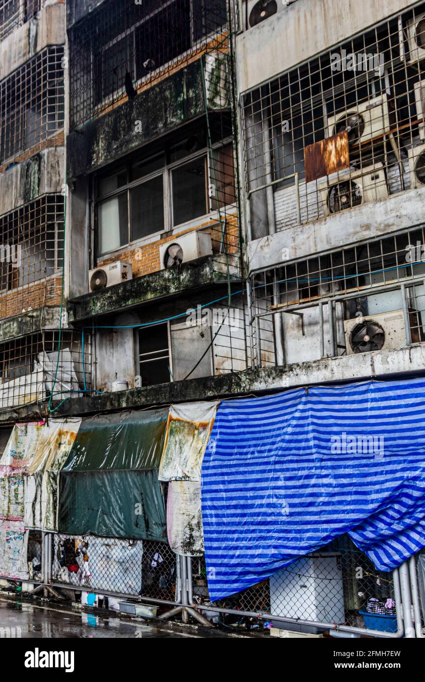 Unansehnlich heruntergekommenes, armes, schmutziges Altstadtviertel in der Metropole Bangkok in Thailand. Stockfoto